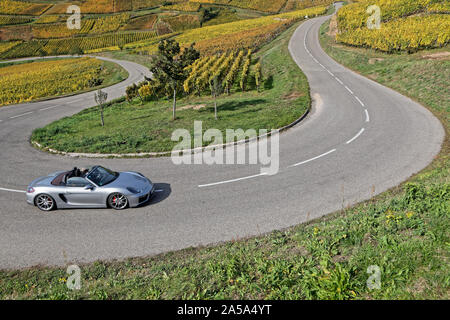 TURKHEIM, Frankreich, 12. Oktober 2019: Auf den Straßen der Weinstraße des Elsass in Sport Autos, durch eine Landschaft der Weinberge. Stockfoto