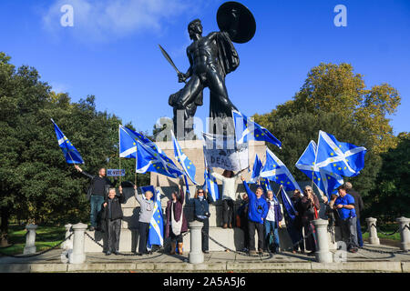 London, UK, 19. Oktober 2019. Schottische Pro bleiben die Demonstranten versammeln sich in Hyde Park an der Statue des Herzogs von Wellington, wie sie sich vorbereiten, dem Parlament bis März und von Tausenden trat für ein Volk und eine endgültige Sagen von einem Brexit Angebot am Tag der Abstimmung des Parlaments über Boris Johnson's Brexit befassen sich mit der Europäischen Union zu verlangen. Credit: Amer ghazzal/Alamy leben Nachrichten Stockfoto