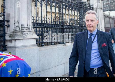 Die Mitglieder des Parlaments sitzen auf ein Wochenende zum ersten Mal seit April 1982 zur Debatte über Premierminister Boris Johnson's Brexit beschäftigen und abstimmen. Die Demonstranten versammelten sich vor. MP Ian Paisley junior. Stockfoto