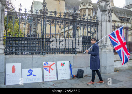 Die Mitglieder des Parlaments sitzen auf ein Wochenende zum ersten Mal seit April 1982 zur Debatte über Premierminister Boris Johnson's Brexit beschäftigen und abstimmen. Die Demonstranten versammelten sich vor Stockfoto