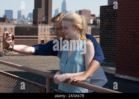 DAKOTA FANNING und BOYD HOLBROOK in SEHR GUTE MÄDCHEN (2013), unter der Regie von NAOMI FONER. Credit: GROUNDSWELL PRODUCTIONS/Album Stockfoto