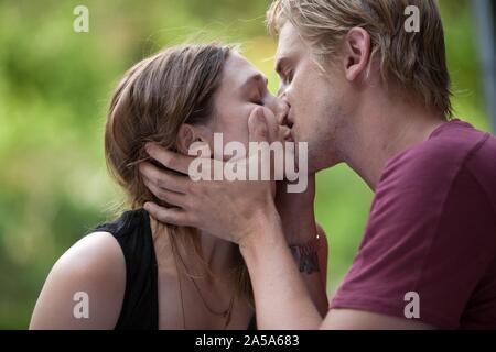 ELIZABETH OLSEN und BOYD HOLBROOK in SEHR GUTE MÄDCHEN (2013), unter der Regie von NAOMI FONER. Credit: GROUNDSWELL PRODUCTIONS/Album Stockfoto