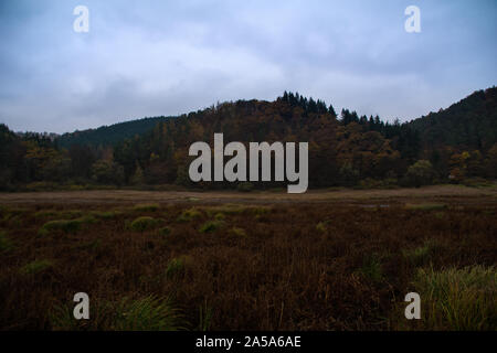 Blick auf die Berge bei der Deutschen See namens Edersee Stockfoto