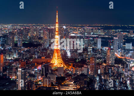 Tokio - Dez 30: Herrlicher Panoramablick zum Stadtzentrum von Tokio am Abend, Tokyo Tower bei Nacht am 30. Dezember. 2016 in Japan Stockfoto