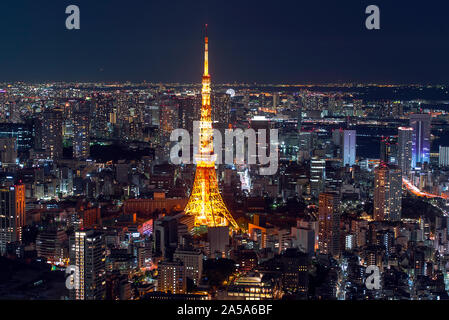 Tokio - Dez 30: Herrlicher Panoramablick zum Stadtzentrum von Tokio am Abend, Tokyo Tower bei Nacht am 30. Dezember. 2016 in Japan Stockfoto