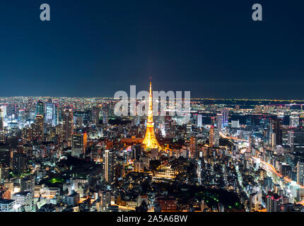 Tokio - Dez 30: Herrlicher Panoramablick zum Stadtzentrum von Tokio am Abend, Tokyo Tower bei Nacht am 30. Dezember. 2016 in Japan Stockfoto