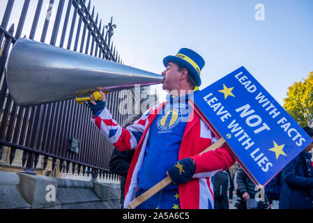 Die Mitglieder des Parlaments sitzen auf ein Wochenende zum ersten Mal seit April 1982 zur Debatte über Premierminister Boris Johnson's Brexit beschäftigen und abstimmen. Die Demonstranten versammelten sich vor. Steve Bray mit riesigen Megafon und Plakat, führen mit Fakten nicht mit Lügen Motto verlassen Stockfoto