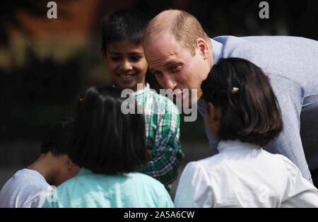 Der Herzog von Cambridge trifft junge Kinder während Kricket spielen am Freitag bei einem Besuch im SOS Kinderdorf in Lahore in Pakistan. Stockfoto