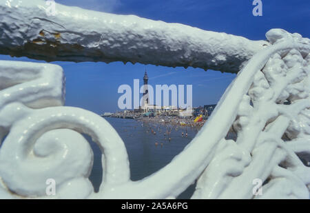 Blackpool Tower und Strand gesehen von Central Pier, Lancashire, England, Großbritannien Stockfoto