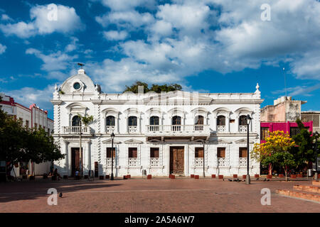 Wunderschönes Gebäude, das 1914 als Städtisches Rathaus, Kathedrale Plaza (Plaza de la Catedral), Santa Marta, Kolumbien gebaut Stockfoto