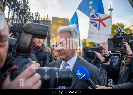 Die Mitglieder des Parlaments sitzen auf ein Wochenende zum ersten Mal seit April 1982 zur Debatte über Premierminister Boris Johnson's Brexit beschäftigen und abstimmen. Die Demonstranten versammelten sich vor. MP Alan Duncan mit Medien Stockfoto