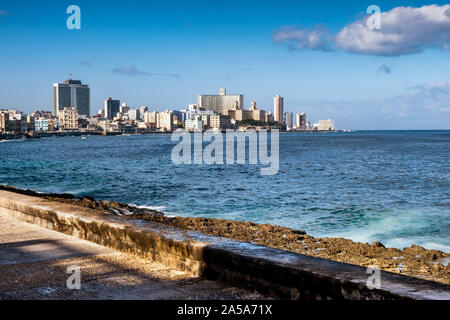 Blick von der Malecón, Havanna Kuba (offiziell Avenida de Maceo) Eine breite Esplanade, Fahrbahn und seawall, die für 8 km erstreckt sich Stockfoto