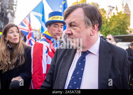 Die Mitglieder des Parlaments sitzen auf ein Wochenende zum ersten Mal seit April 1982 zur Debatte über Premierminister Boris Johnson's Brexit beschäftigen und abstimmen. Die Demonstranten versammelten sich vor. MP John Whittingdale Stockfoto