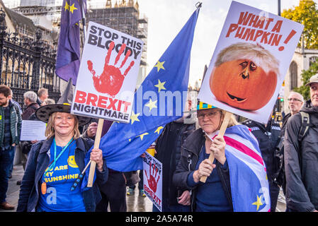 Die Mitglieder des Parlaments sitzen auf ein Wochenende zum ersten Mal seit April 1982 zur Debatte über Premierminister Boris Johnson's Brexit beschäftigen und abstimmen. Die Demonstranten versammelten sich vor Stockfoto