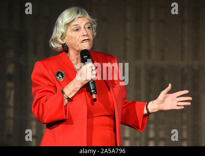 Ann Widdecombe spricht während der Brexit Partei Kundgebung an der Königin Elizabeth II., Breite Heiligtum in London. Stockfoto