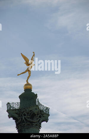 Die Abbildung der Freiheit auf der Oberseite des "Colonne de Juillet" (Juli Spalte) auf der Place de la Bastille in Paris-France. Hochformatige, kopieren Raum Stockfoto
