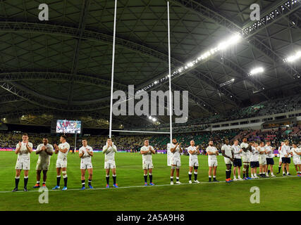 England Spieler feiern vor ihren Fans nach dem 40-16 Sieg im 2019 Rugby WM-Viertelfinale gegen Australien am Stadion, Oita Oita, Japan. Stockfoto