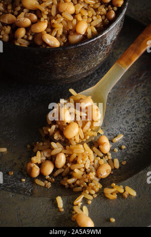 Braun Vollkorn Reis mit weißen Bohnen und Quinoa eine gesunde Ballaststoffreiche Alternative zu weißer Reis Stockfoto