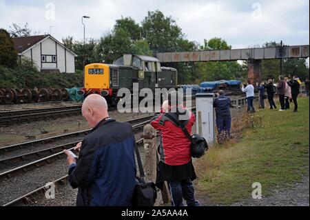 Rail Enthusiasten ein British Rail Class 17 Diesel Lokomotive fotografieren, wie es auf den Kidderminster Station eintrifft, Severn Valley Railway Stockfoto