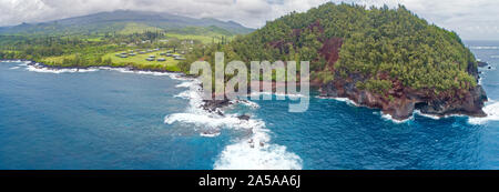 Eine Luftaufnahme von Kaihalulu Bucht und Kauiki Kopf mit seinen versteckten Red Sand Beach neben dem travaasa Hotel in der Stadt Hana, Maui, Hawaii. Stockfoto