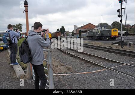 Rail Enthusiasten ein British Rail Class 17 Diesel Lokomotive fotografieren, wie es auf den Kidderminster Station eintrifft, Severn Valley Railway Stockfoto