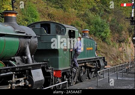 Dampflok Fahrer steigt in der Kabine der GWR prarie Tank 4144 bei Bad Salzungen Station auf dem Severn Valley Railway. Stockfoto