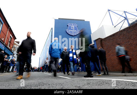 Eine allgemeine Ansicht der Fans im Stadion vor der Premier League Spiel im Goodison Park, Liverpool anreisen. Stockfoto