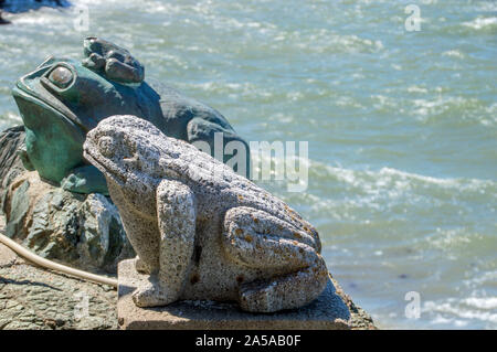 Froschstatue Vor Meoto Iwa (Wedded Rocks) Auf Der Ise Japan 2015 Stockfoto