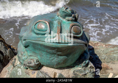 Froschstatue Vor Meoto Iwa (Wedded Rocks) Auf Der Ise Japan 2015 Stockfoto