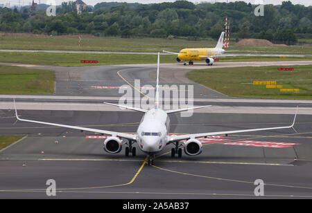 Düsseldorf, Deutschland - 26. MAI 2019: Sun Express Boeing 737 Taxi im Flughafen Düsseldorf. Stockfoto