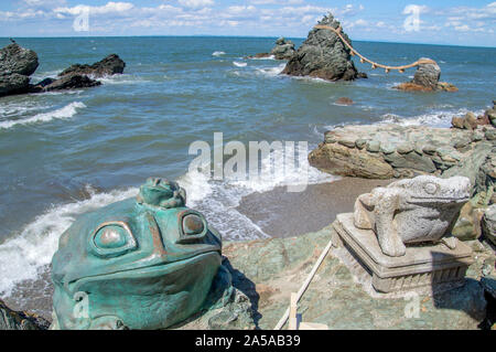 Froschstatue Vor Meoto Iwa (Wedded Rocks) Auf Der Ise Japan 2015 Stockfoto