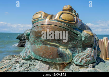 Froschstatue Vor Meoto Iwa (Wedded Rocks) Auf Der Ise Japan 2015 Stockfoto