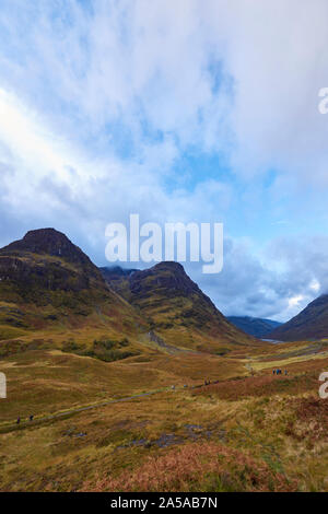 Auf der Suche Glencoe zum Westen, mit Spaziergänger auf dem West Highland Way ihren Weg entlang der Fußweg auf einem nassen Oktober Tag. Stockfoto