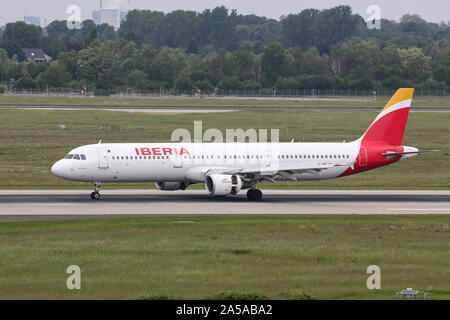 Düsseldorf, Deutschland - 26. MAI 2019: Iberia Airbus A 321-212 (CN 1021) Taxi im Flughafen Düsseldorf. Stockfoto