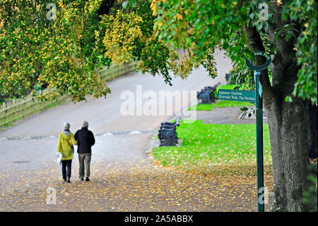 Paar durch Avenham Park an einem Herbsttag in Preston, Großbritannien Stockfoto