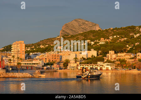 Fischtrawler kommend in den Hafen in den frühen Morgen nach einer Nacht auf See, Javea, Xabia, Provinz Alicante, Spanien Stockfoto