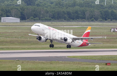 Düsseldorf, Deutschland - 26. MAI 2019: Iberia Airbus A 321-212 (CN 1021) zieht aus der Flughafen Düsseldorf. Stockfoto