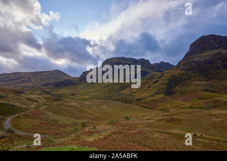 Nach Osten, und bis an die Spitze des Glen Coe mit der Geschwungenen Fußweg von der West Highland Way durch den Bracken und Gras sichtbar bedeckt Tal Fl Stockfoto
