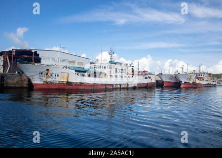 Eine Flotte von Chinesischen Fischereifahrzeuge am Dock in Colonia, Yap in Mikronesien. Stockfoto