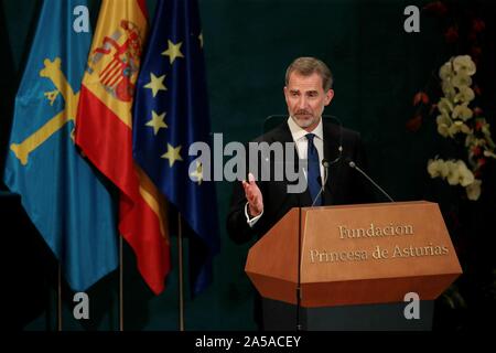 Oviedo, Spanien; 18/10/2019. - Leonor Prinzessin von Asturien liest Ihre erste Rede im Alter von 13 Jahren an der Zeremonie der Prinzessin von Asturien Auszeichnungen Spaniens und ist Ihre erste offizielle Handlung begleitet, die von ihrem Vater König Philipp VI., Königin Letizia und seine Tochter den Säugling Sofia. Die Gewinner Peter Brook Arts Award, Prado Museum Kommunikation und Geisteswissenschaften Award, Salman Khan Internationale Zusammenarbeit Award, Lindsey Vonn Sport Award, Alejandro Portes Social Science Award, Siri Hustvedt Arts Award, Joanne Chory und Sandra Myrna Díaz-Preis für wissenschaftliche und technische Forschung, Danzig Preis für Concor Stockfoto