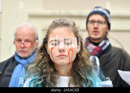 Wien, Österreich. 19. Oktober, 2019. Aktion Aussterben Rebellion' das Blut unserer Kinder", Performance auf die fatalen Auswirkungen der Klimakrise und Zusammenbruch der Ökosysteme am 19. Oktober 2019 in Wien. Quelle: Franz Perc/Alamy leben Nachrichten Stockfoto