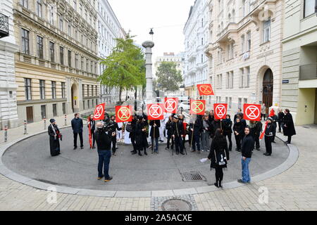 Wien, Österreich. 19. Oktober, 2019. Aktion Aussterben Rebellion' das Blut unserer Kinder", Performance auf die fatalen Auswirkungen der Klimakrise und Zusammenbruch der Ökosysteme am 19. Oktober 2019 in Wien. Quelle: Franz Perc/Alamy leben Nachrichten Stockfoto