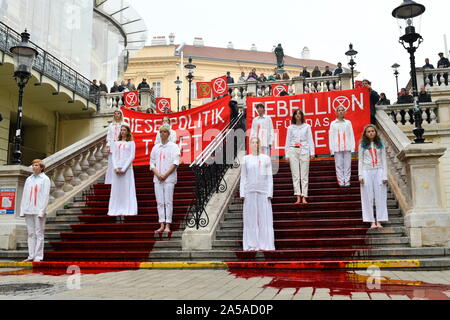 Wien, Österreich. 19. Oktober, 2019. Aktion Aussterben Rebellion' das Blut unserer Kinder", Performance auf die fatalen Auswirkungen der Klimakrise und Zusammenbruch der Ökosysteme am 19. Oktober 2019 in Wien. Quelle: Franz Perc/Alamy leben Nachrichten Stockfoto