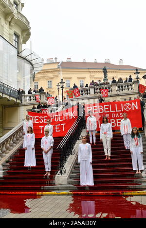 Wien, Österreich. 19. Oktober, 2019. Aktion Aussterben Rebellion' das Blut unserer Kinder", Performance auf die fatalen Auswirkungen der Klimakrise und Zusammenbruch der Ökosysteme am 19. Oktober 2019 in Wien. Quelle: Franz Perc/Alamy leben Nachrichten Stockfoto