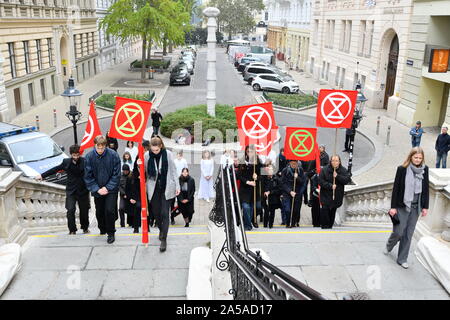 Wien, Österreich. 19. Oktober, 2019. Aktion Aussterben Rebellion' das Blut unserer Kinder", Performance auf die fatalen Auswirkungen der Klimakrise und Zusammenbruch der Ökosysteme am 19. Oktober 2019 in Wien. Quelle: Franz Perc/Alamy leben Nachrichten Stockfoto