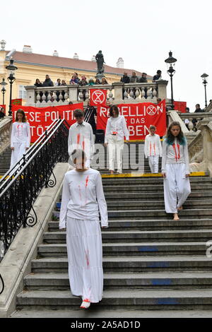 Wien, Österreich. 19. Oktober, 2019. Aktion Aussterben Rebellion' das Blut unserer Kinder", Performance auf die fatalen Auswirkungen der Klimakrise und Zusammenbruch der Ökosysteme am 19. Oktober 2019 in Wien. Quelle: Franz Perc/Alamy leben Nachrichten Stockfoto