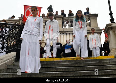 Wien, Österreich. 19. Oktober, 2019. Aktion Aussterben Rebellion' das Blut unserer Kinder", Performance auf die fatalen Auswirkungen der Klimakrise und Zusammenbruch der Ökosysteme am 19. Oktober 2019 in Wien. Quelle: Franz Perc/Alamy leben Nachrichten Stockfoto