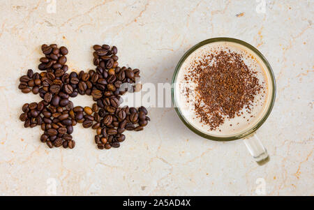 Hash Tag Symbol aus gerösteten Kaffeebohnen auf Marmor Oberfläche mit Kaffee Flachbild gemacht legen Bild mit Platz für Text kopieren - Moderne social media Icons Stockfoto