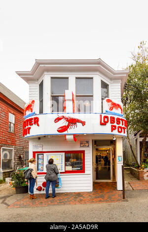 Cedar geschuppt Straßenfront und beleuchtete Neon name Zeichen der lokalen Fisch, Lobster Pot, in der Innenstadt von Provincetown, Cape Cod, New England, USA Stockfoto