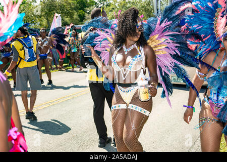 Parade der Carnival Bands in Miami Carnival für 2019; Ereignis war in Miami Dade County Fair und Expo Gelände am 13. Oktober 2019 statt Stockfoto